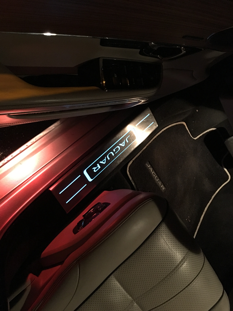 Illuminated door sills are no big deal in this segment, but apparently it’s not standard on the XJ. The Illumination Package was originally a $1700 option. It also includes mood lighting on the climate vents, door handles, door bins, etc.